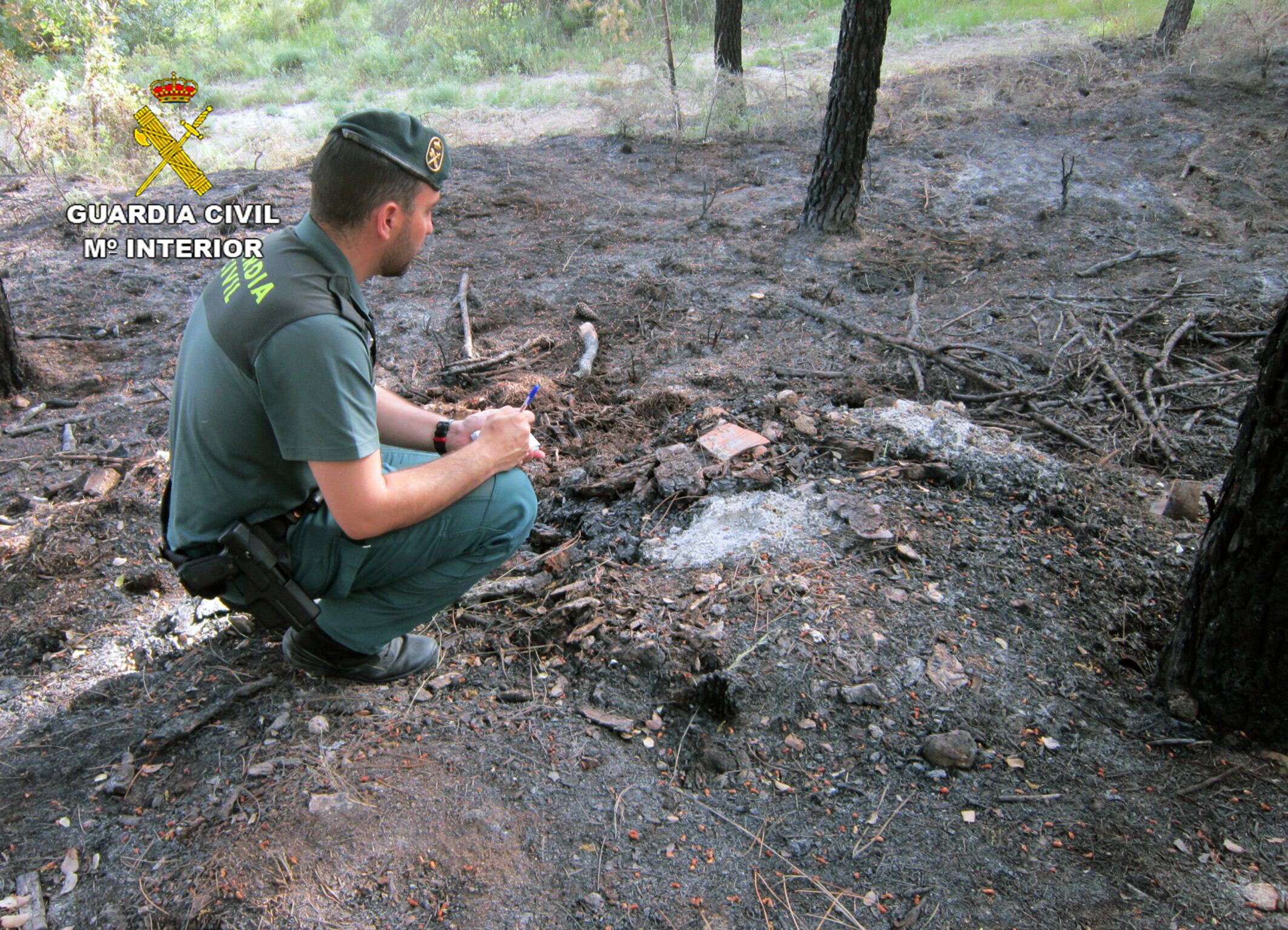 Un agente de la Guardia Civil en la investigación del incendio forestal de Moratalla