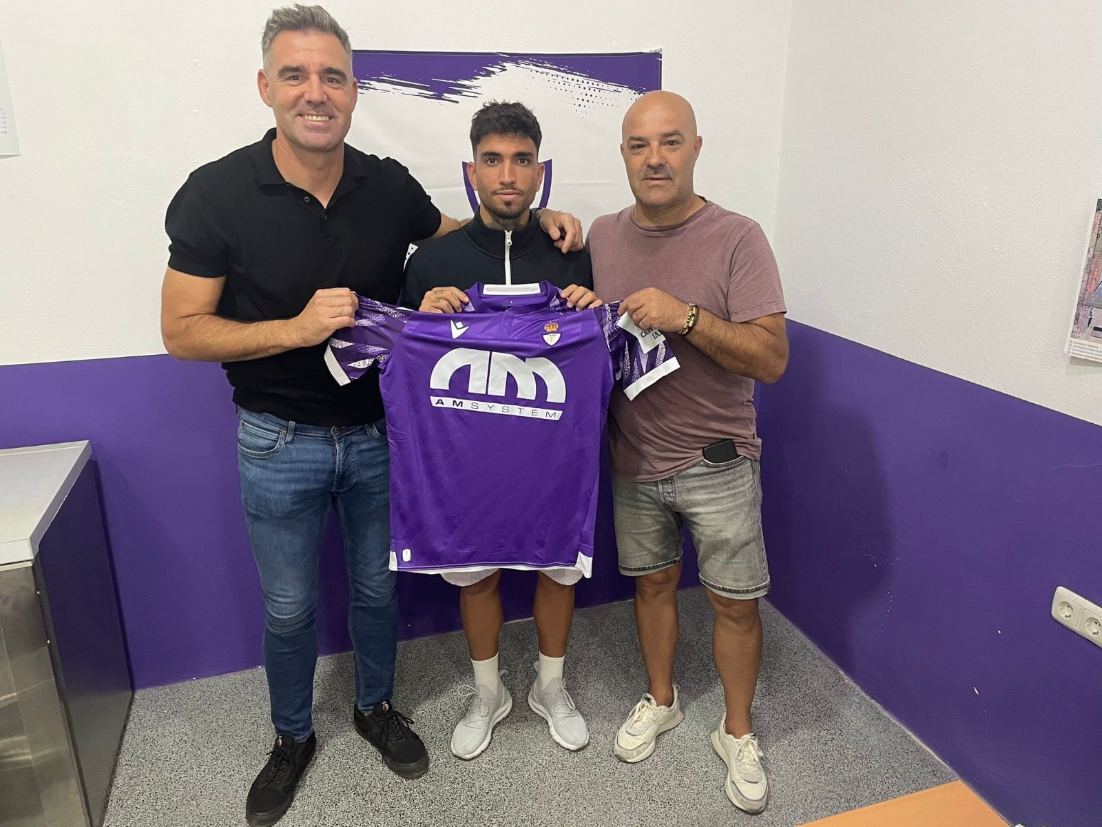 Óscar Lozano, jugador del Real Jaén, entre Fran Anera, director general y José Antonio Presa, director deportivo.