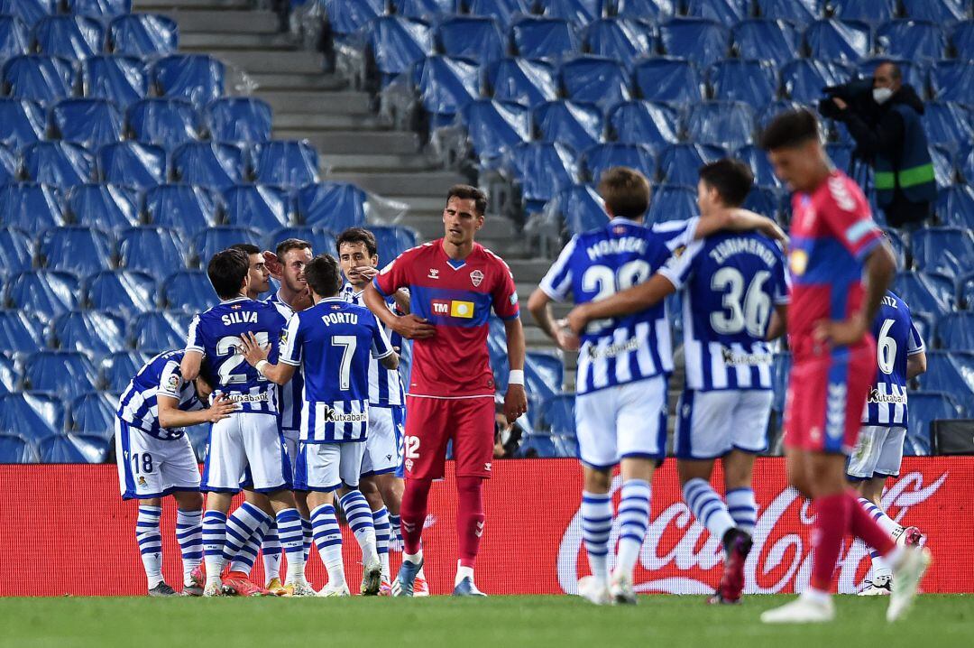Los jugadores de la real celebran uno de los goles contra el Elche en la última jornada