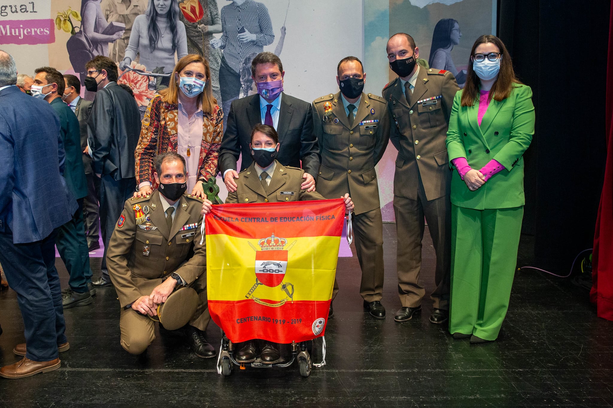 Isabel Fernández, con el presidente regional, autoridades y compañeros de la ECEF