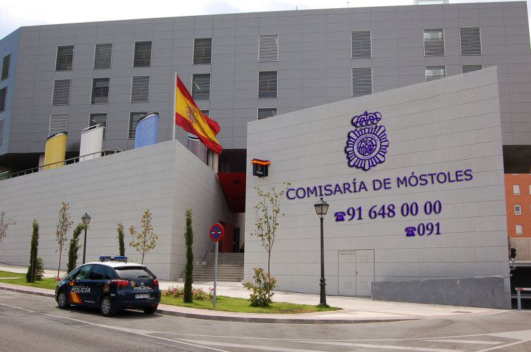 Entrada a la Comisaría de Móstoles