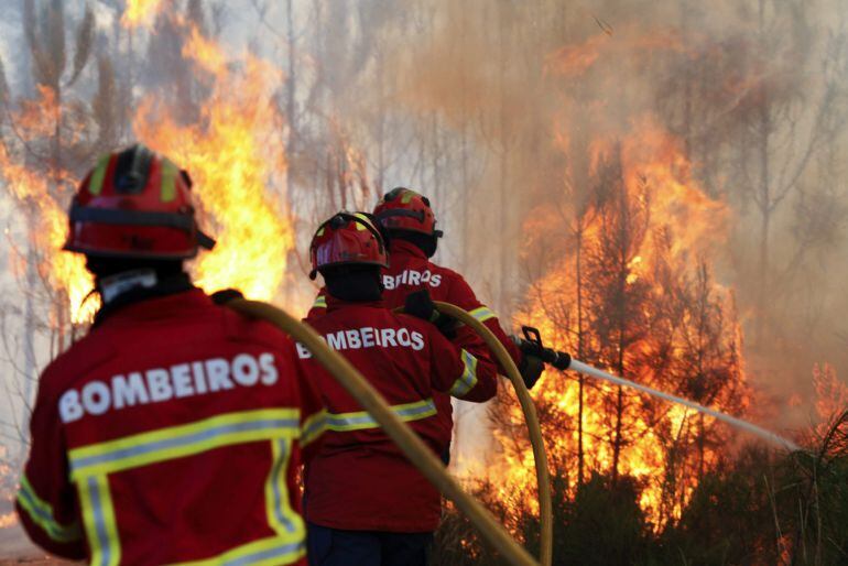 Bomberos trabajan en la extinción de un incendio