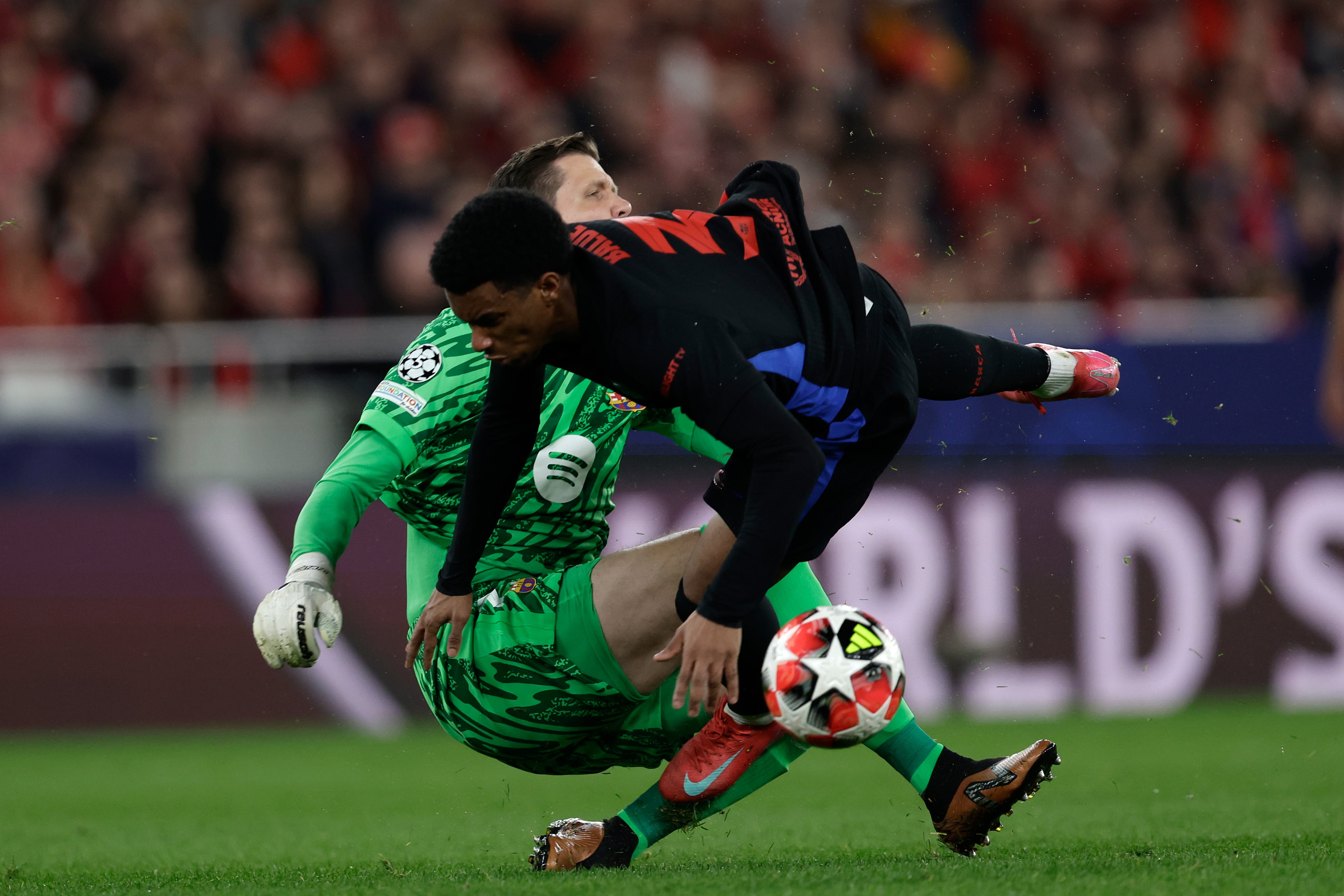 Un choque entre Szczesny y Balde terminó con el 2-1 del Benfica frente al Barça en la Champions League