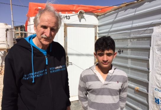 Carmelo Angulo, presidente de Unicef España, junto a Faris, un joven sirio que vive en Zaatari