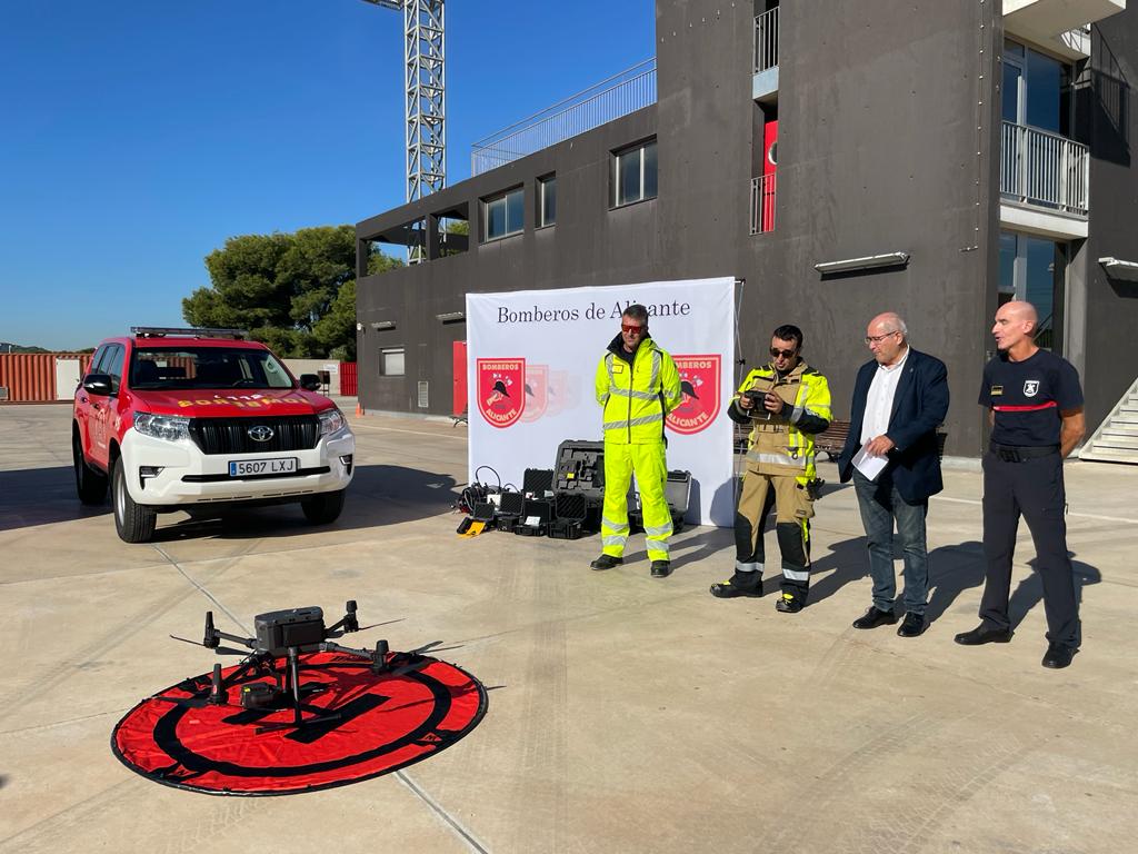 Imagen de archivo del concejal González y el jefe del SPEIS durante la presentación de los drones de los bomberos municipales