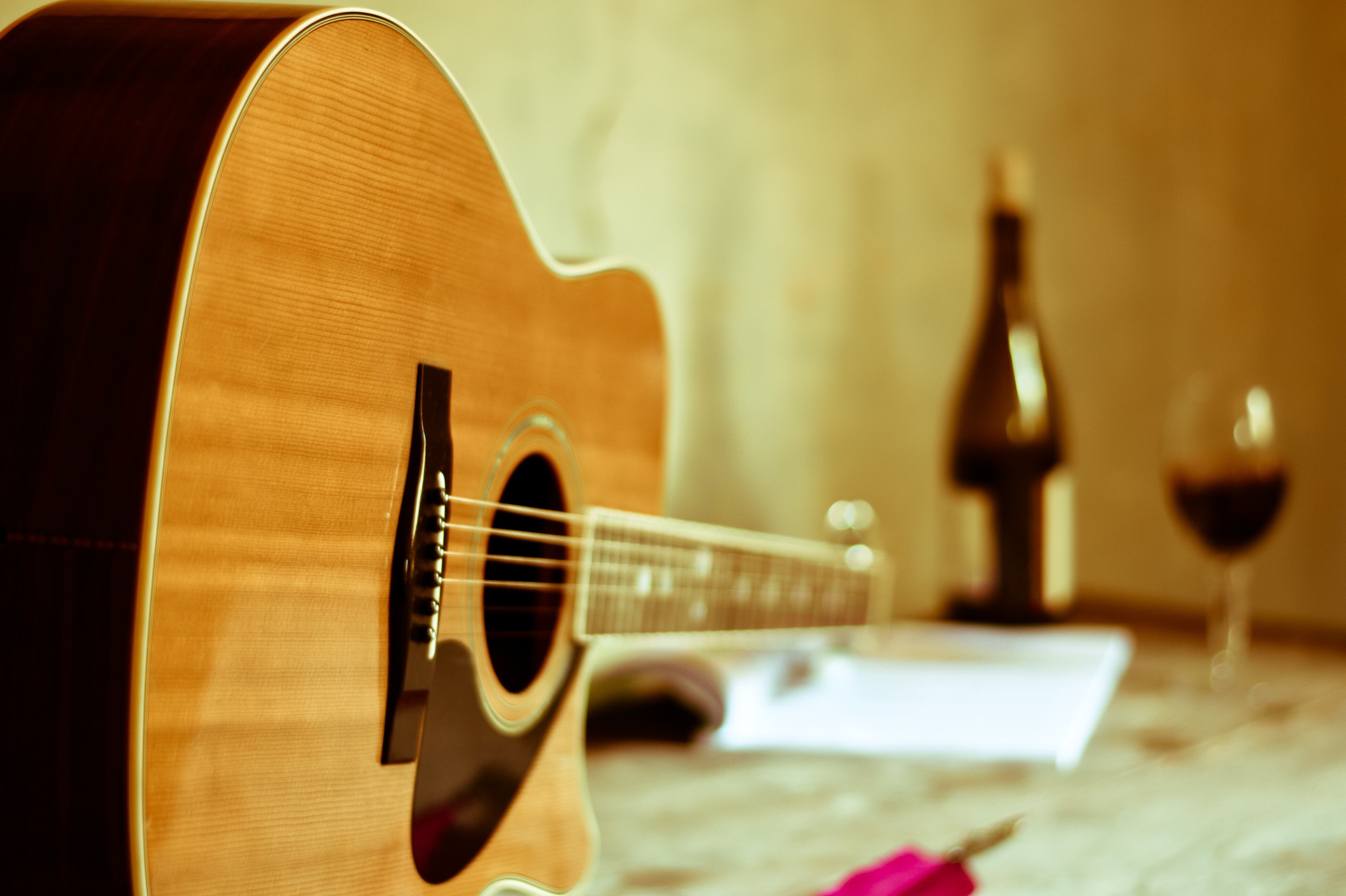 Una guitarra y una copa de vino