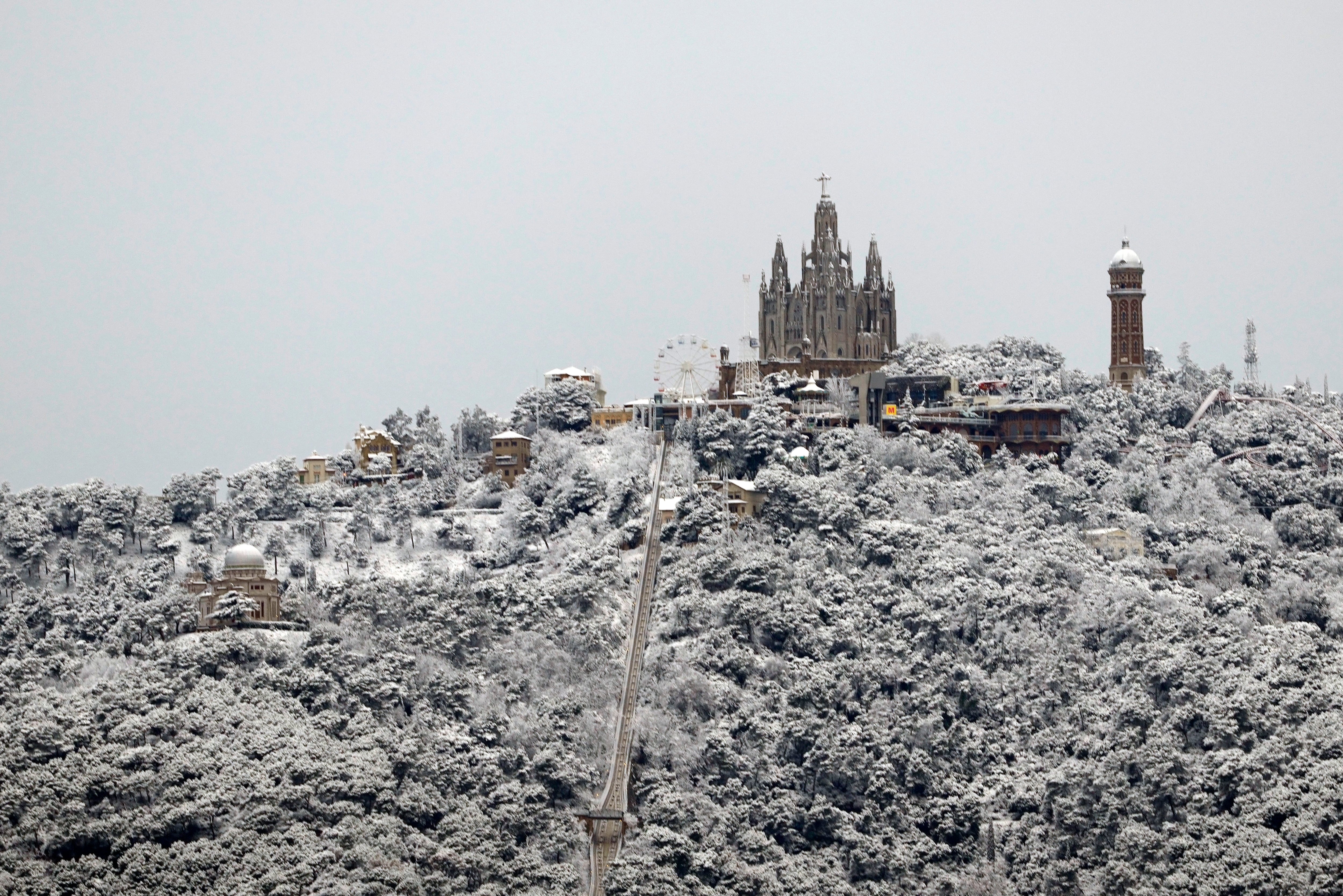 Aspecto de la montaña del Tibidabo de Barcelona tras la nevada caída la pasada madrugada.