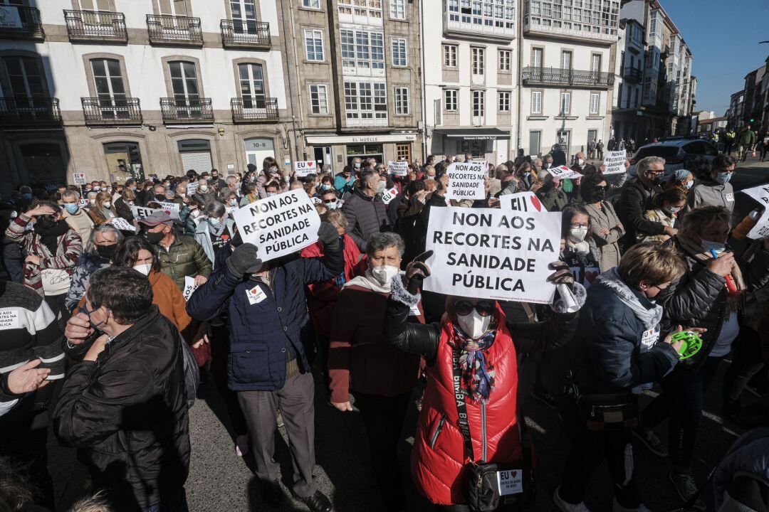 Varias personas con carteles durante una manifestación convocada para demandar &quot;más recursos&quot; para Atención Primaria, en Santiago de Compostela