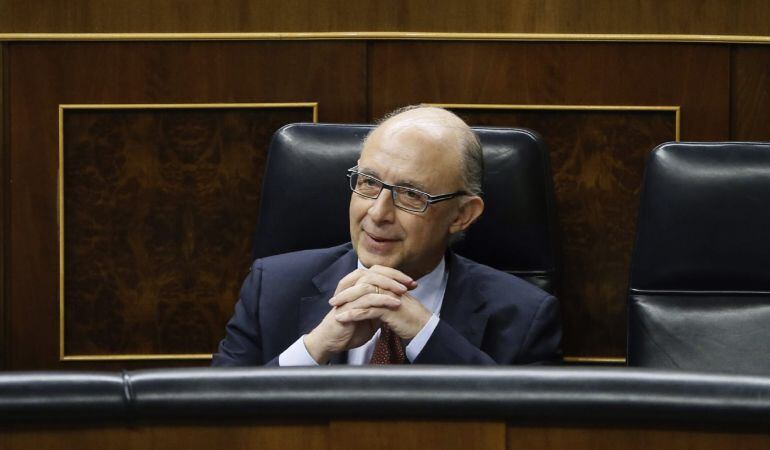 El ministro de Hacienda, Cristóbal Montoro, durante la sesión de control al Gobierno en el pleno del Congreso de los Diputados. 