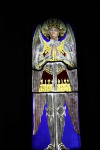 La vidriera que representa al Arcángel San Miguel, atribuida a Antoni Gaudí