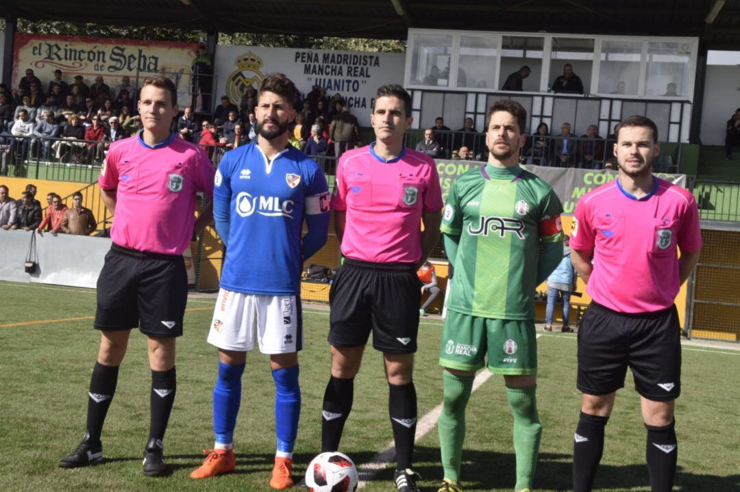 Capitanes de Linares y Mancha Real posan con el trío arbitral