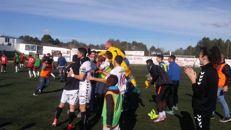 Los jugadores peñistas celebrando el triunfo