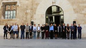 Miembros de todos los partidos políticos haciendo un minuto de silencio