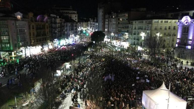 Imagen de la plaza del Ayuntamiento de Santander abarrotada por miles de personas.