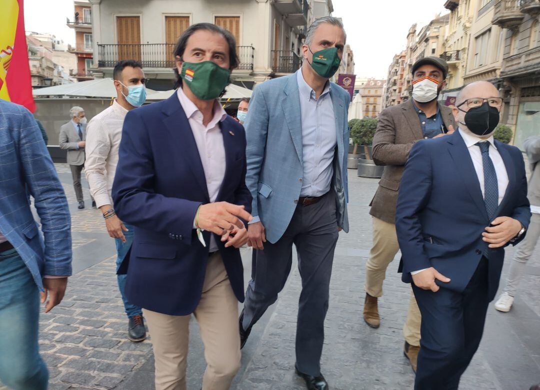 Javier Ortega Smith de VOX ha estado en Jaén y ha realizado una declaración pública en la Catedral frente a muchos jiennenses