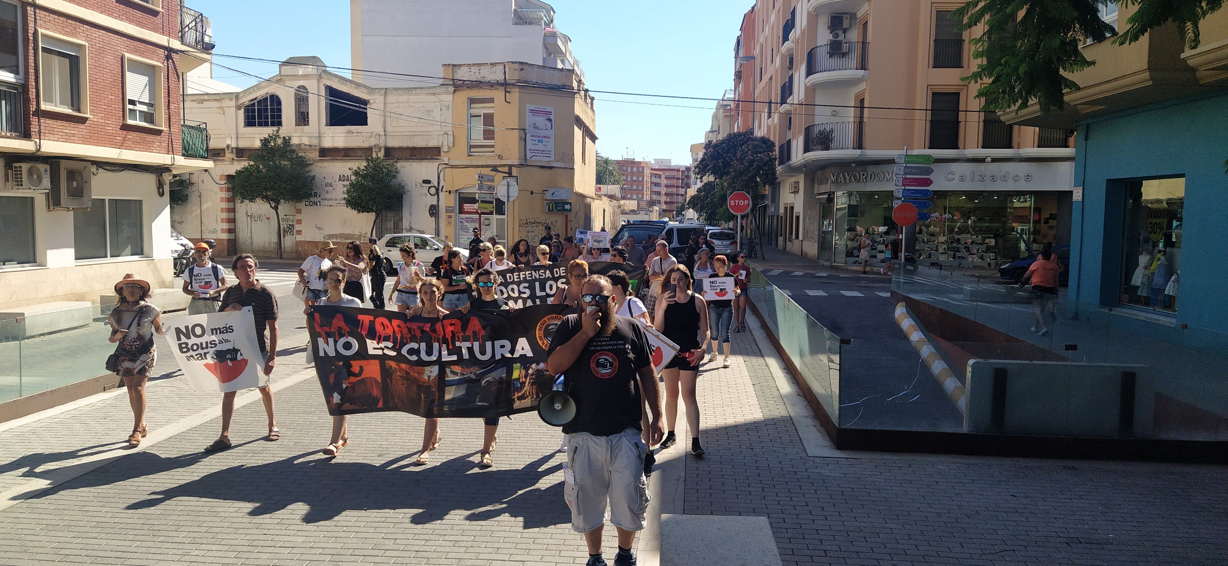 Manifestación antitaurina, por la calle La Vía de Dénia.