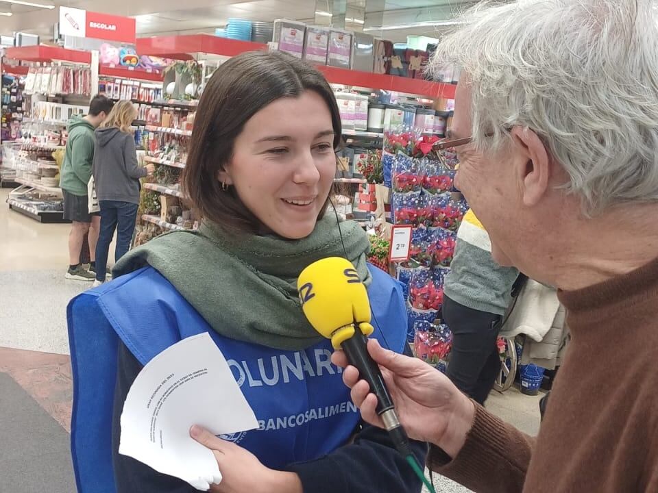Ramón Medina entrevista a una voluntaria del Banco de Alimentos en el supermercado DEZA