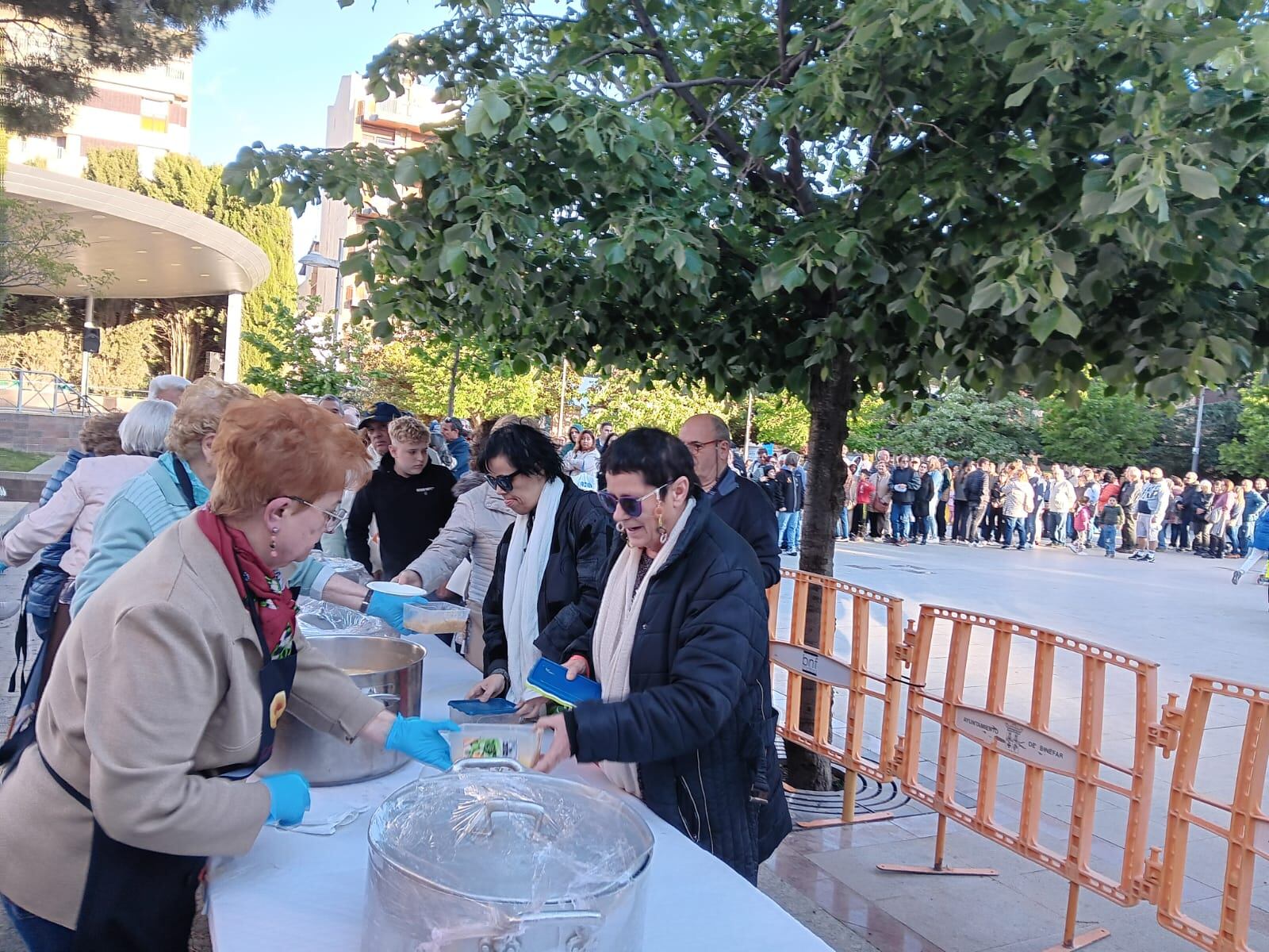 Reparto del tradicional "Recao". Foto: Ayuntamiento de Binéfar