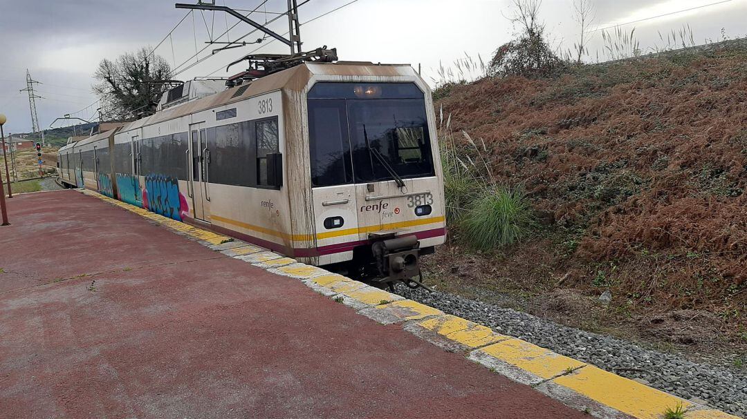 El tren implicado, que se dirigía a Santander, ha tenido que ser remolcado, con todos sus pasajeros a bordo, hasta la parada de Solares