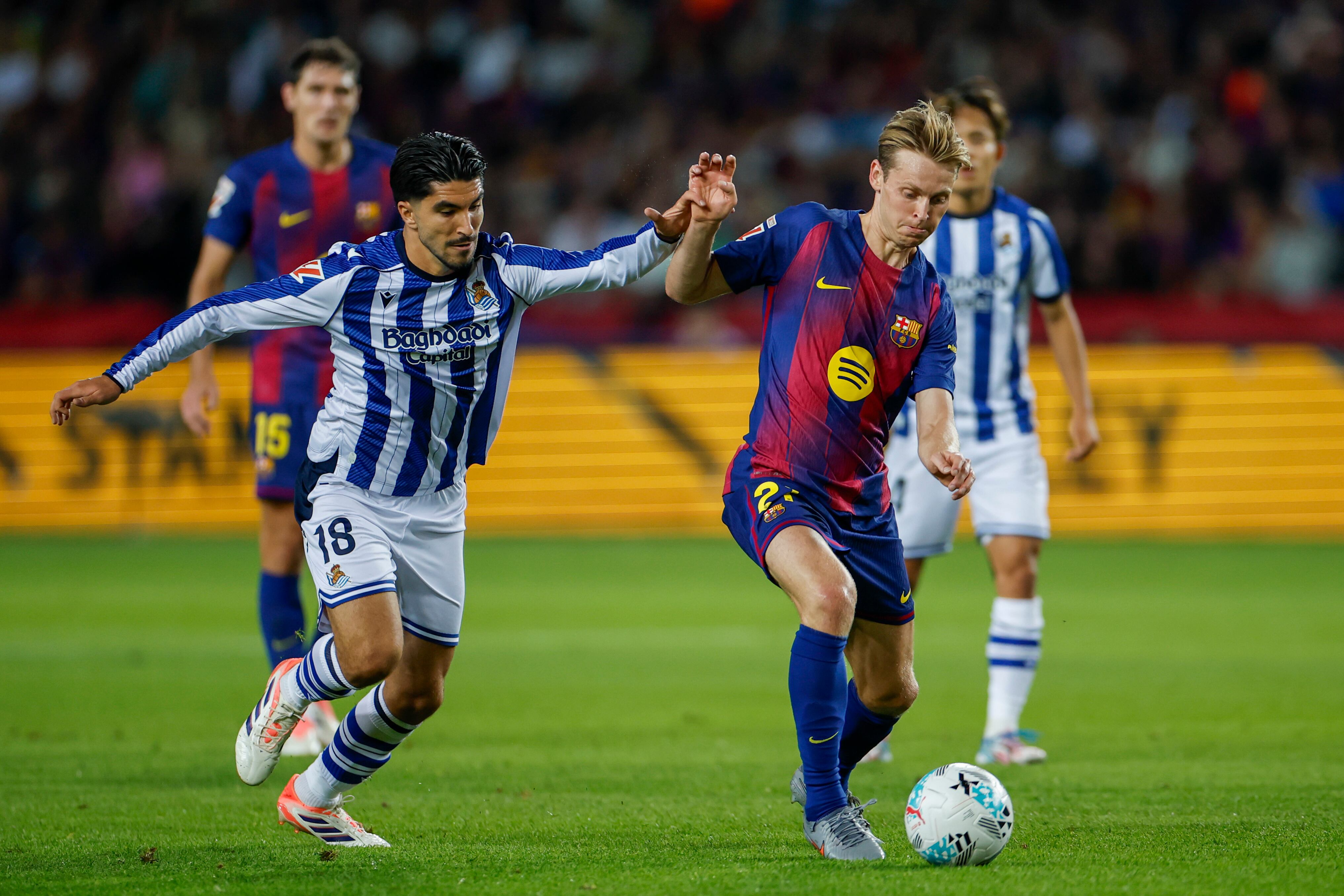 El centrocampista neerlandés del FC Barcelona, Frenkie de Jong, con el balón ante Carlos Soler