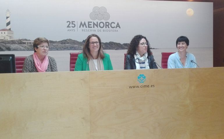 Las responsables políticas escenificaron el acuerdo para la unificación del sistema de gestión de datos de los Servicios Sociales.