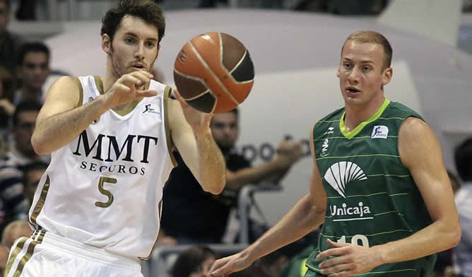 Rudy recibe el balón ante Peric