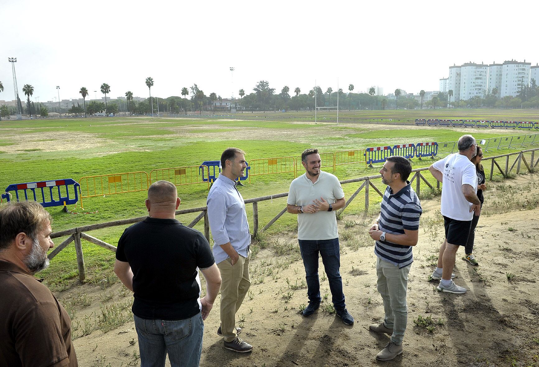 Jesús Alba y José Antonio Díaz durante la visita al complejo deportivo