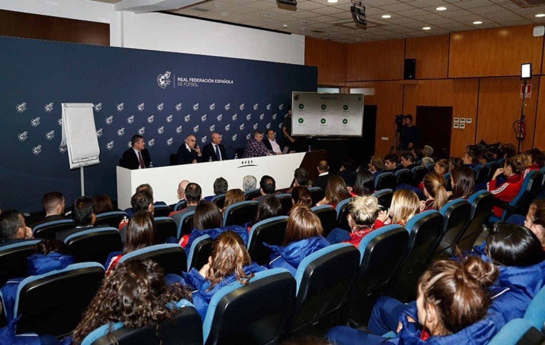 Imagen de la reunión entre Rubiales, AFE, ACFF y las internacionales RFEF