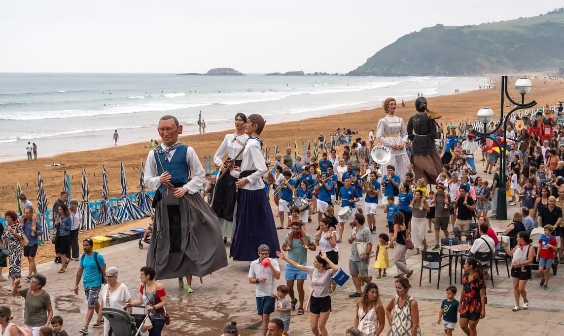 La txaranga Ustekabe animando el ambiente festivo en Zarautz