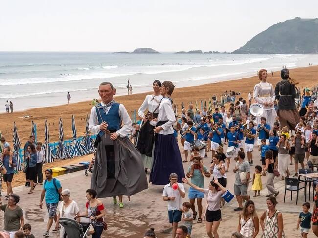 La txaranga Ustekabe animando el ambiente festivo en Zarautz