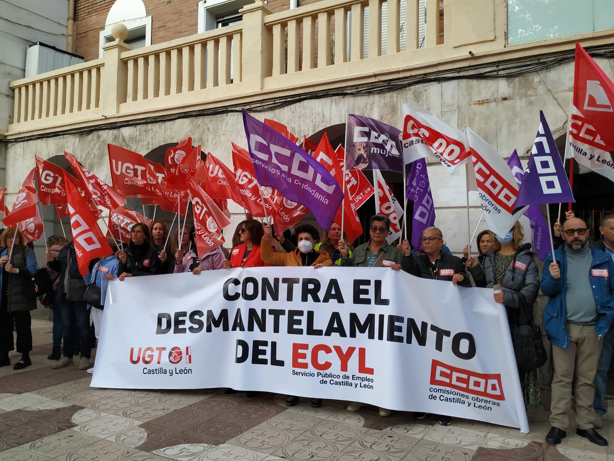 Comisiones Obreras y UGT protestas contra las oficinas del ECYL en Reyes Católicos.