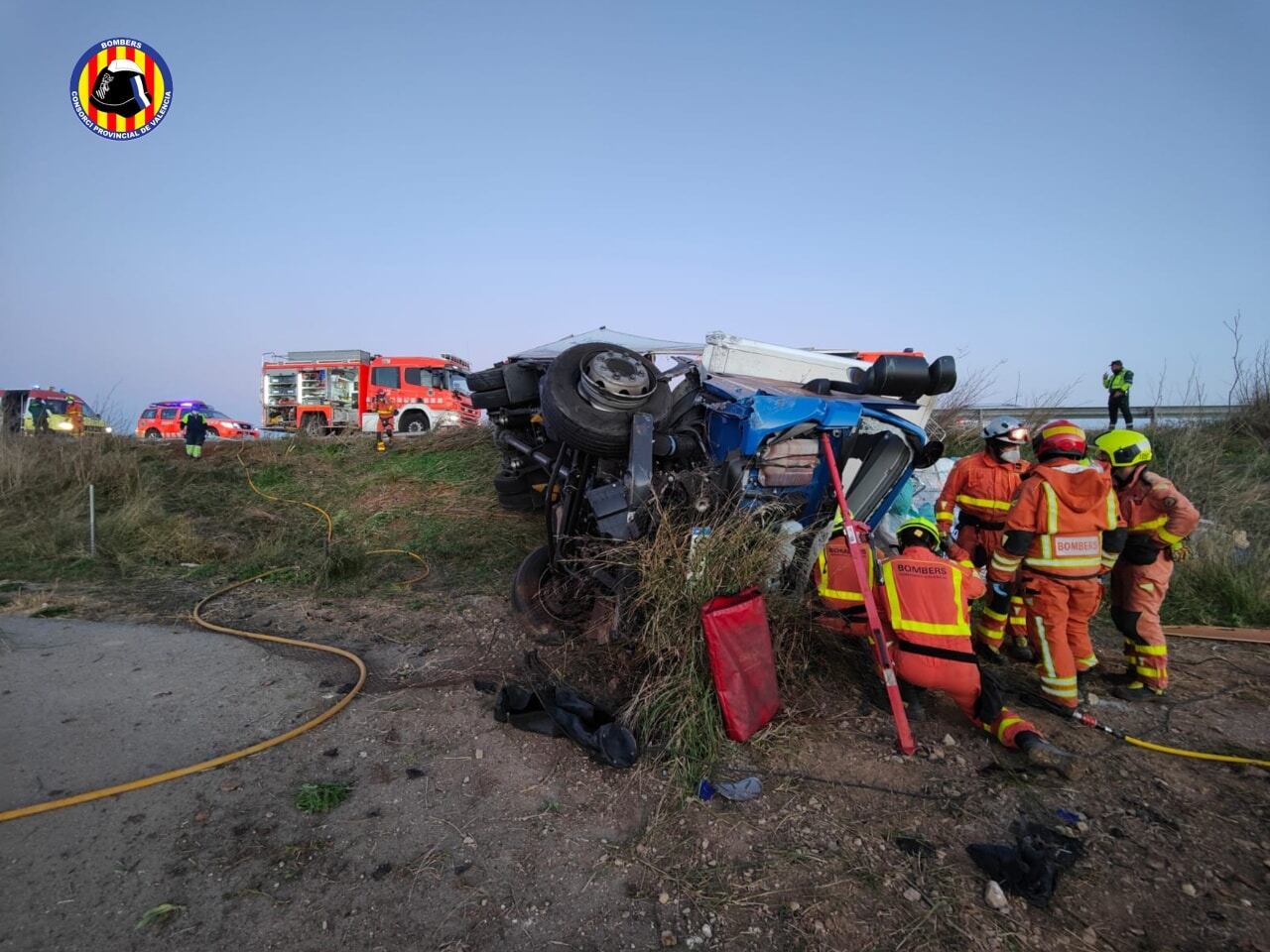 Agentes del Consorci Provincial de Bombers en un accidente de tráfico