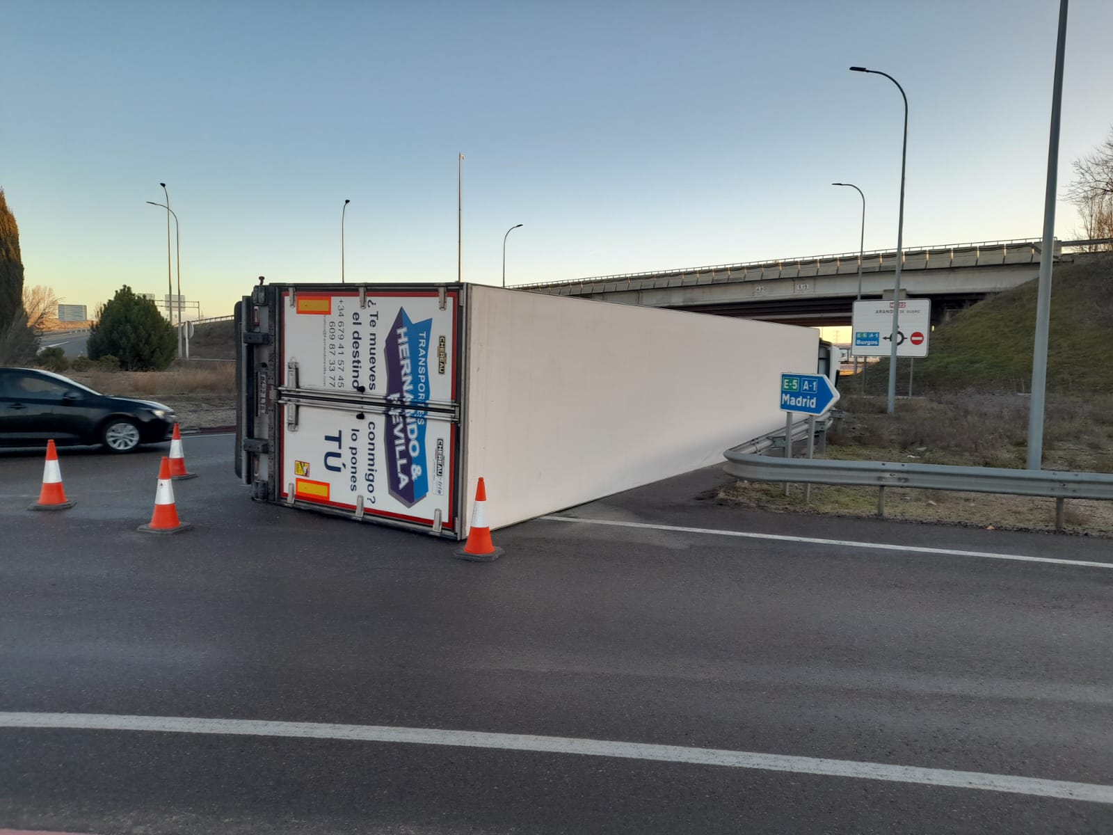 Camión volcado en la rotonda del cruce entre la  A-1 y la N-122 en Aranda