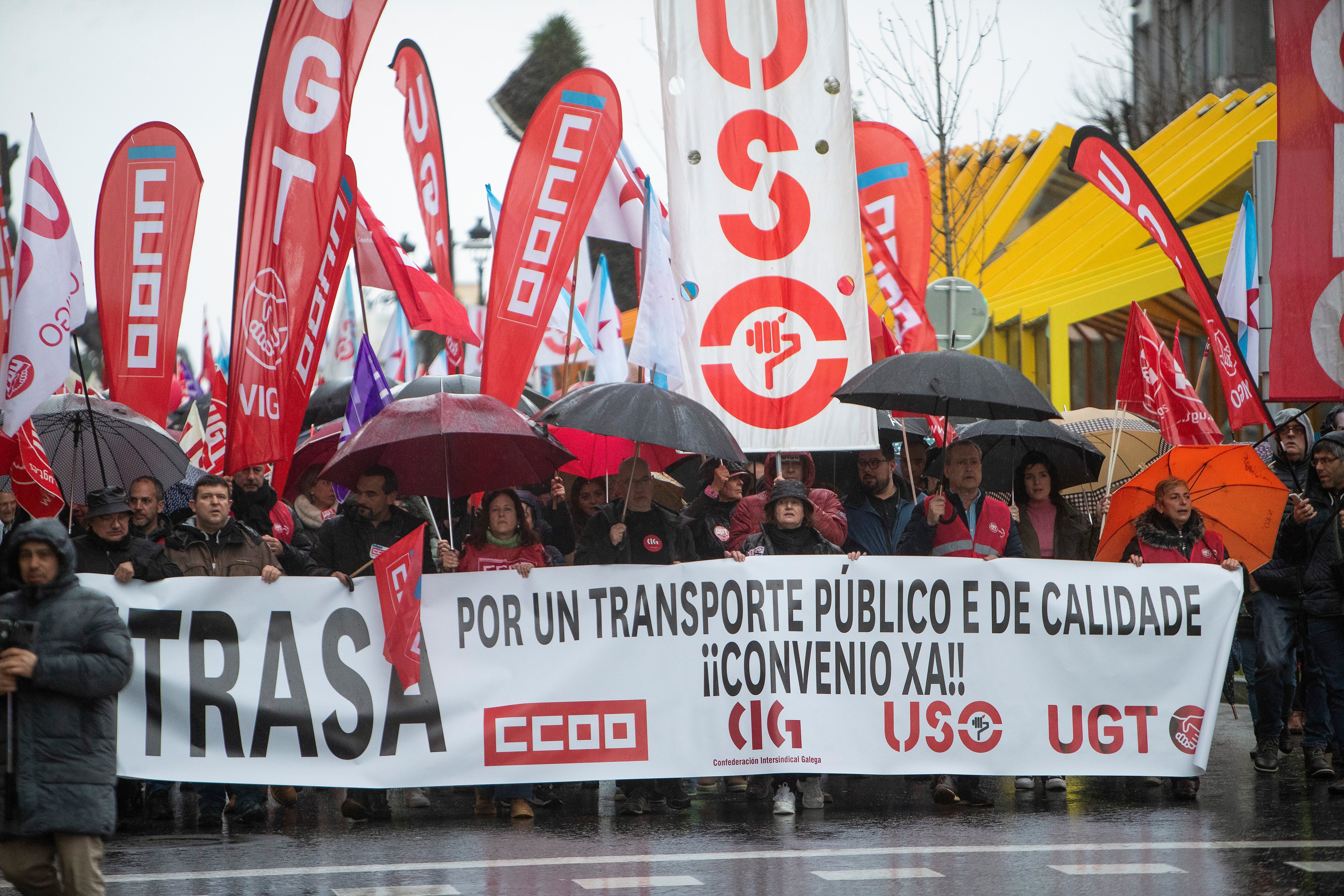 VIGO (PONTEVEDRA), 24/02/2024.- Manifestación por un transporte digno celebrada este sábado en la plaza de España de Vigo, en Pontevedra, después de más de 90 días de huelga indefinida de los trabajadores de Vitrasa. EFE/Salvador Sas
