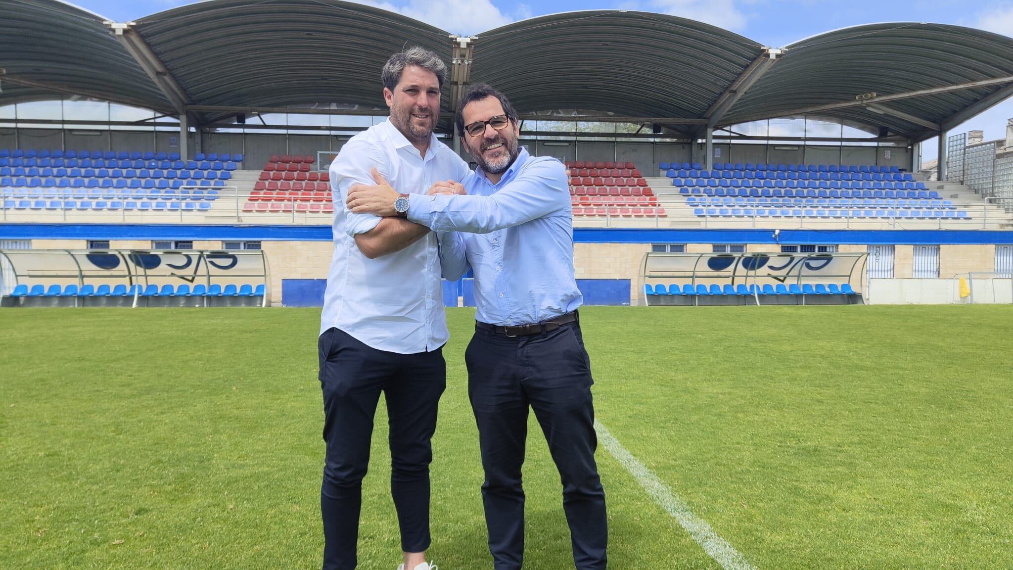 El hasta ahora director deportivo de la SD Amorebieta, Asier Goiria, junto al presidente, Jon Larrea, sobre el césped de Urritxe