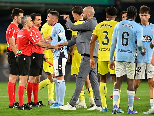 VILLARREAL, 26/04/2026.- El delantero del Celta Iago Aspas (4i) discute con los árbitros al finalizar el encuentro de la jornada 32 de LaLiga que Villarreal CF y Celta de Vigo disputaron este domingo en el estadio de La Cerámica. EFE/Andreu Esteban