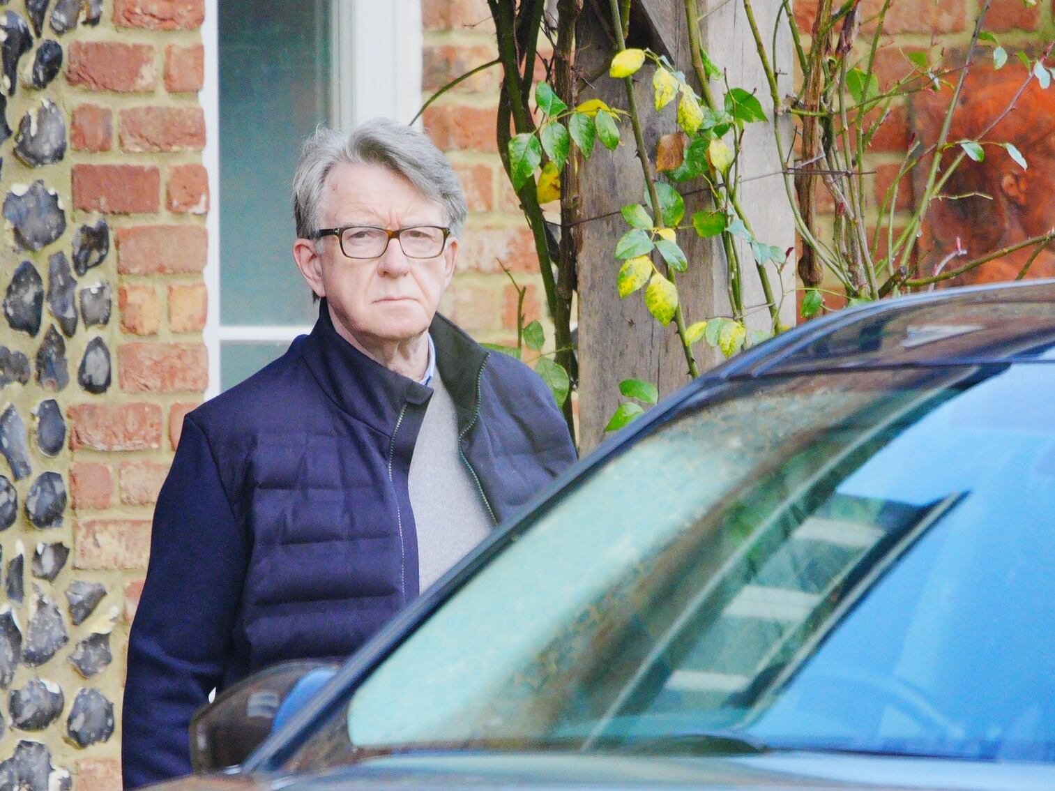 Peter Mandelson saliendo de su casa en Wiltshire