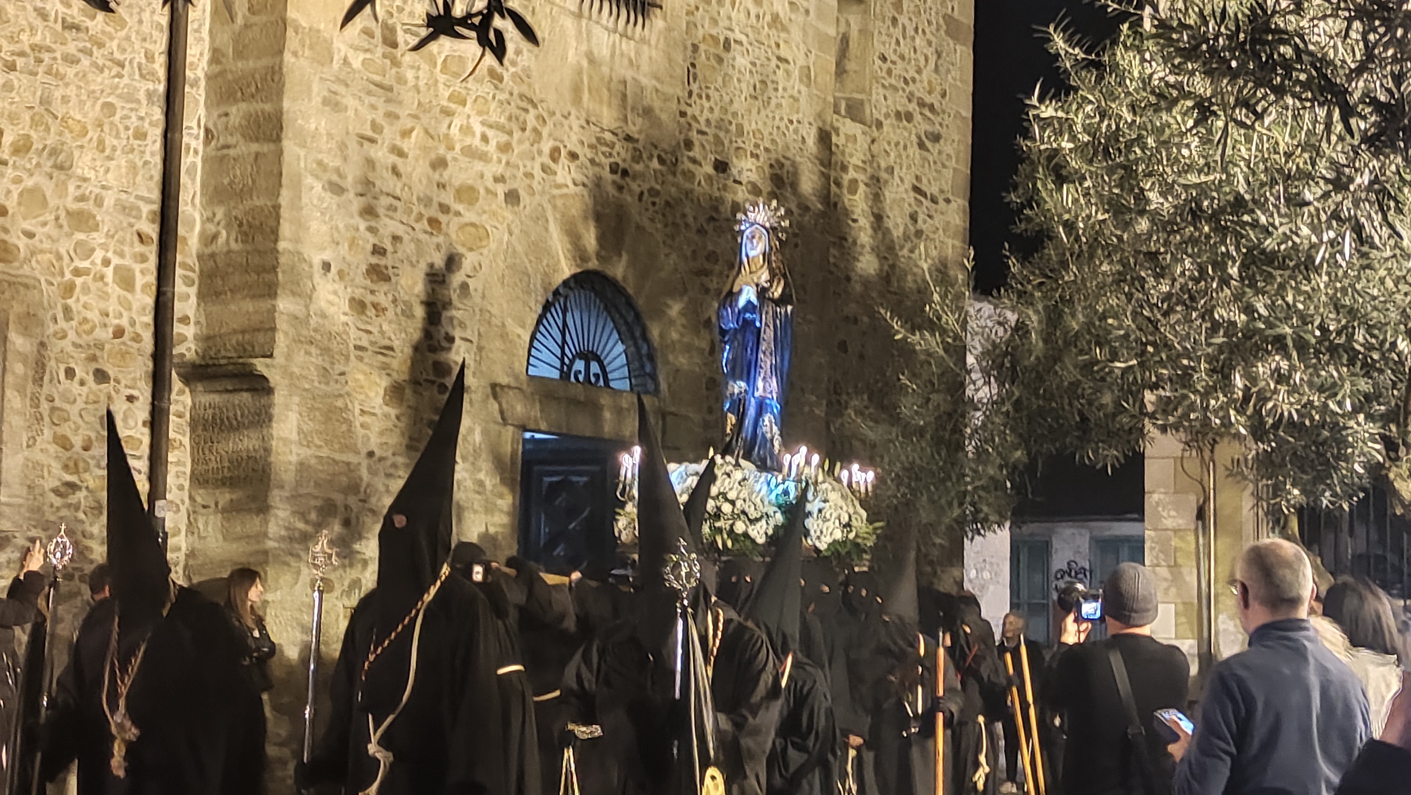 La imagen abandona la Basílica de la Encina