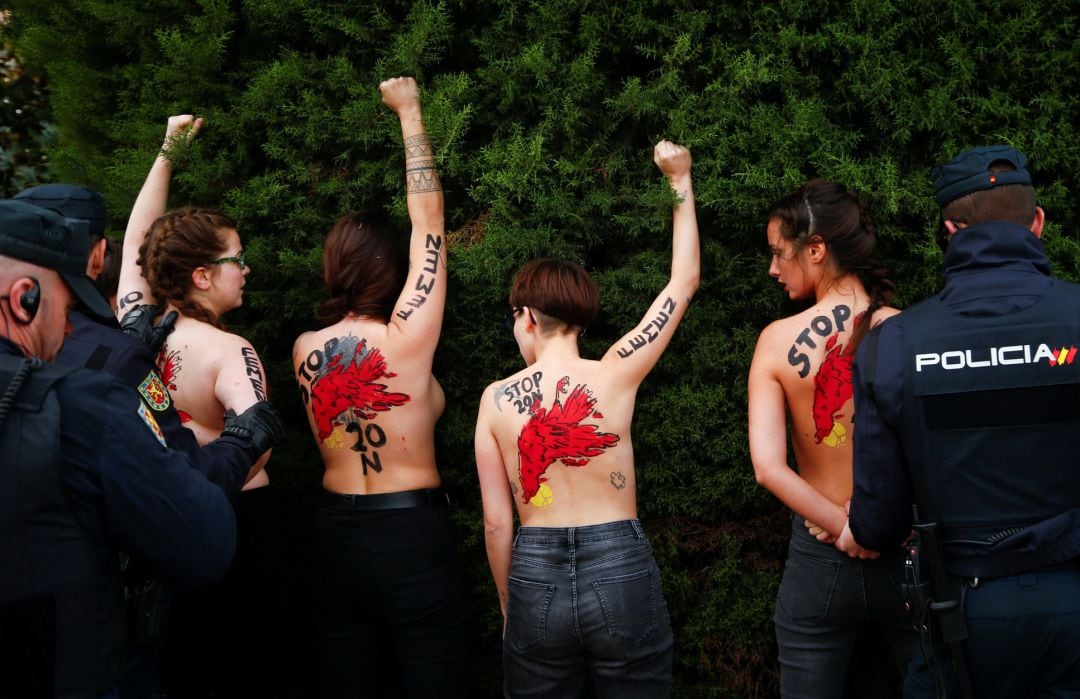 Varias activistas de Femen detenidas tras irrumpir en un acto en conmemoración a Franco y Primo de Rivera. 