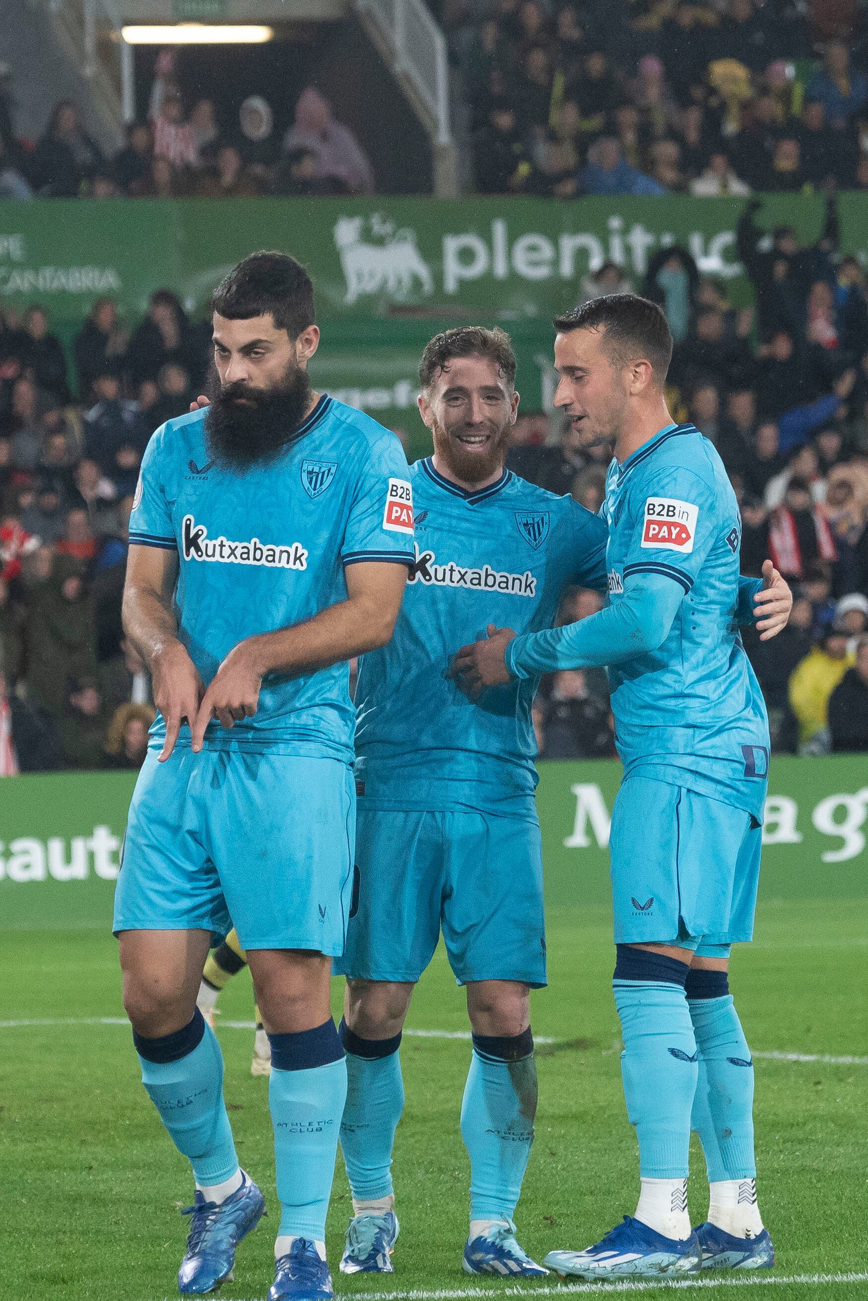 Santander, 07/12/2023.- El delantero del Atletic Club, Villalibre (i), celebra con sus compañeros uno de los goles conseguidos por el equipo bilbaino durante el encuentro correspondiente a la segunda ronda de la Copa del Rey que disputan hoy jueves CD Cayón y Athletic Club en los campos de sport de El Sardinero, en Santander. EFE/Pedro Puente Hoyos.
