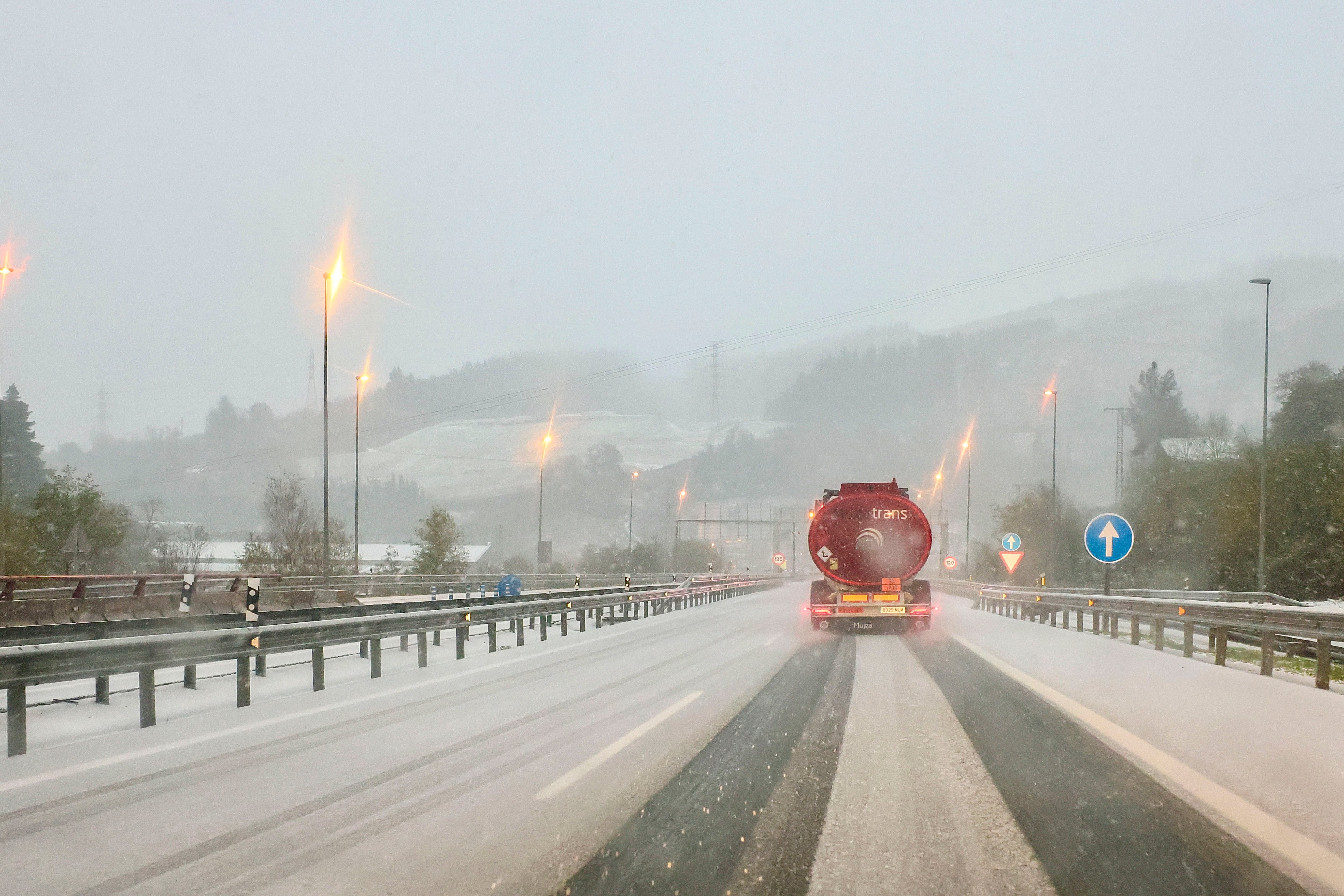 Un camión con la carretera con nieve a su paso por Zumarraga, (Guipuzkoa).