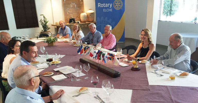 Carlos González y Ana Arabid han almorzado con los miembros del Club Rotario