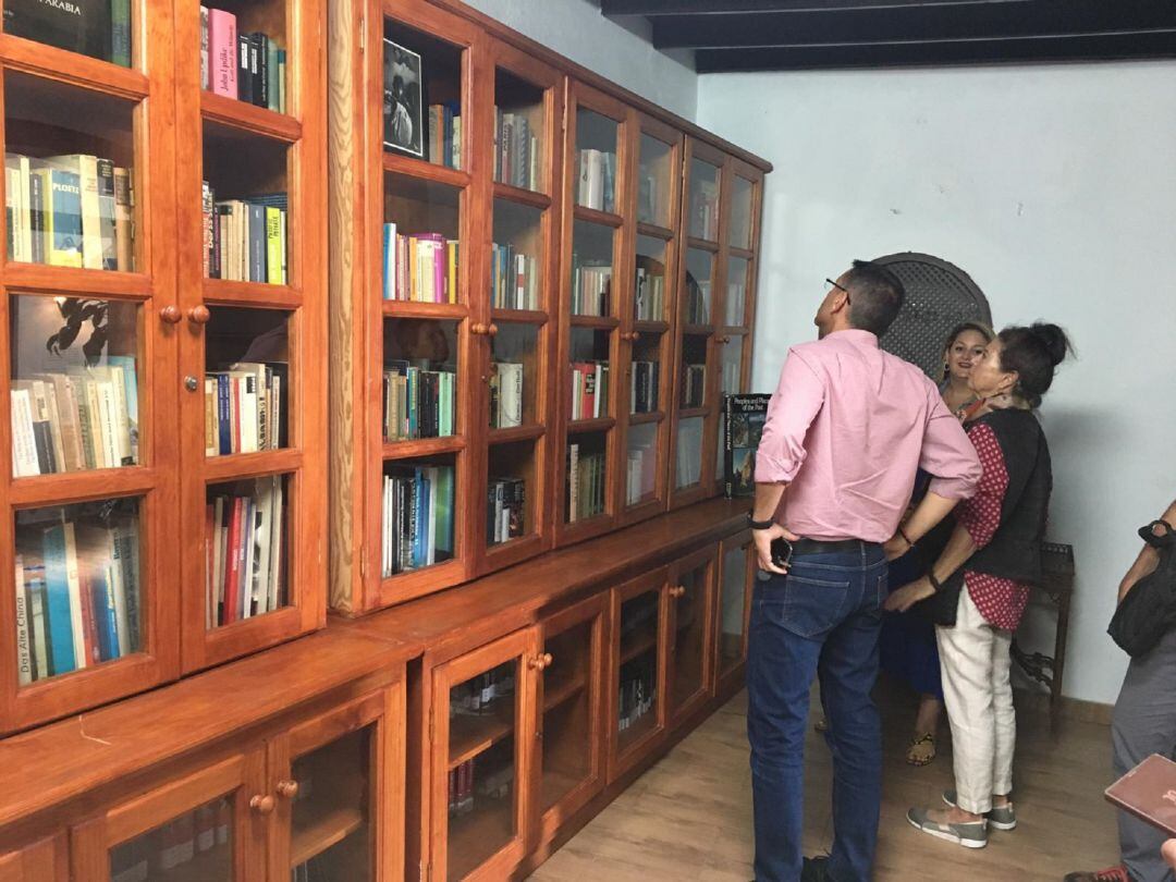 El alcalde de Teguise, Oswaldo Betancort, junto a la concejal de Bibliotecas, Sara Baremúdez, y la donante de los libros, Elza Carrozza.