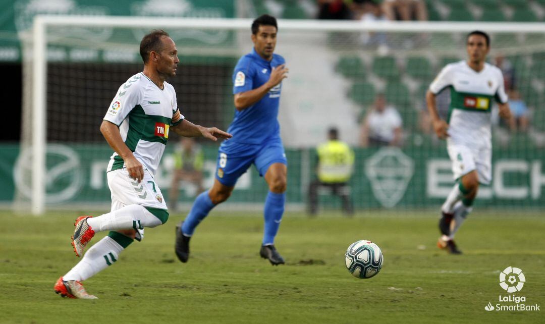 Nino conduce el balón ante el jugador del Fuenlabrada Cristóbal