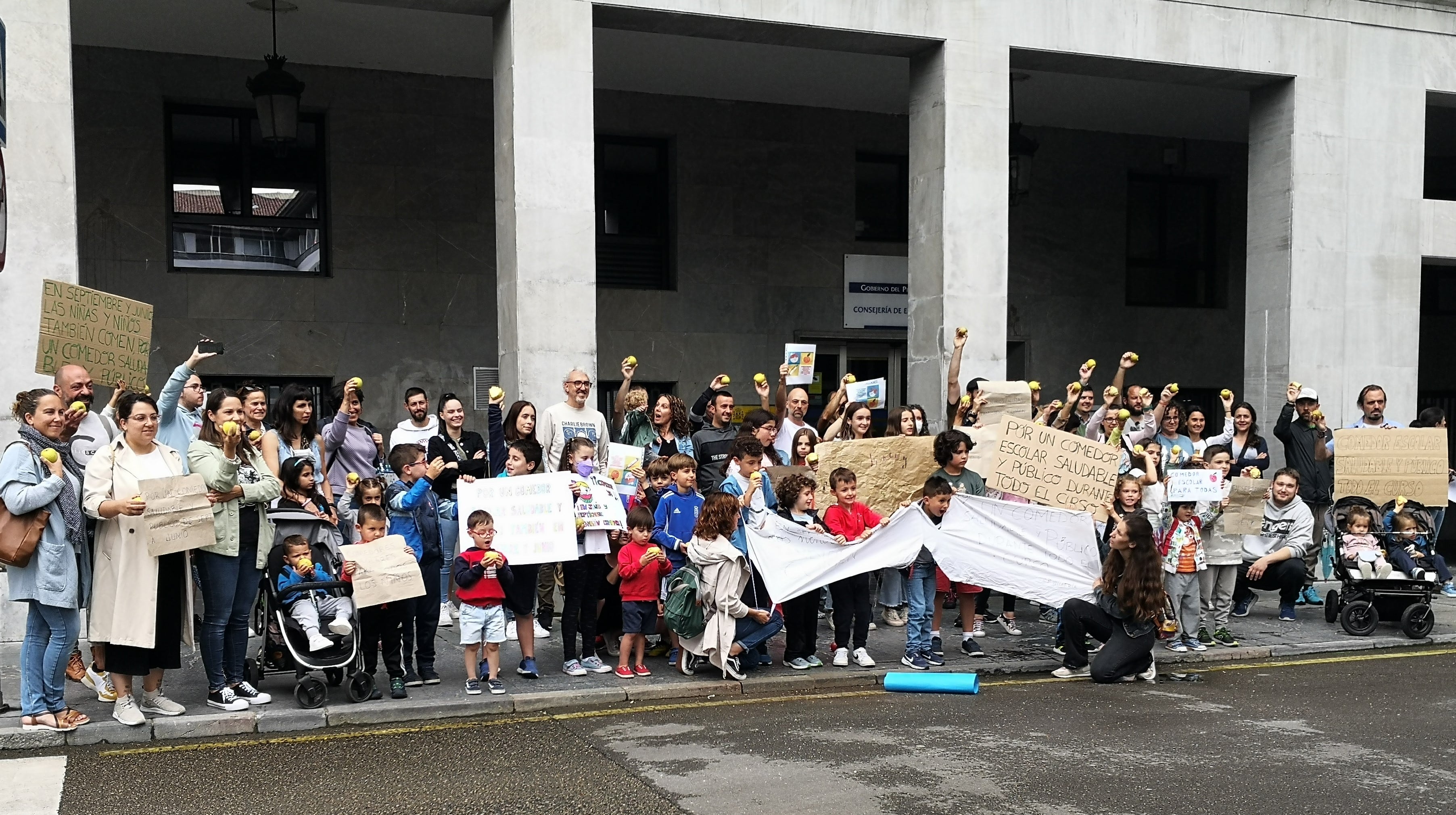 Las familias del CP Villafría de Otero, en Oviedo se concentran frente a la sede de la consejería de Educación en la plaza de España para pedir comedor escolar también en junio y septiembre