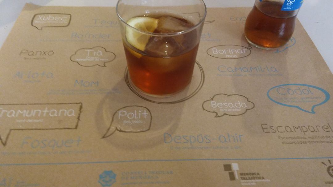 Les estovalles individuals tenen un vocabulari bàsic de paraules i expressions pròpies dels menorquins.