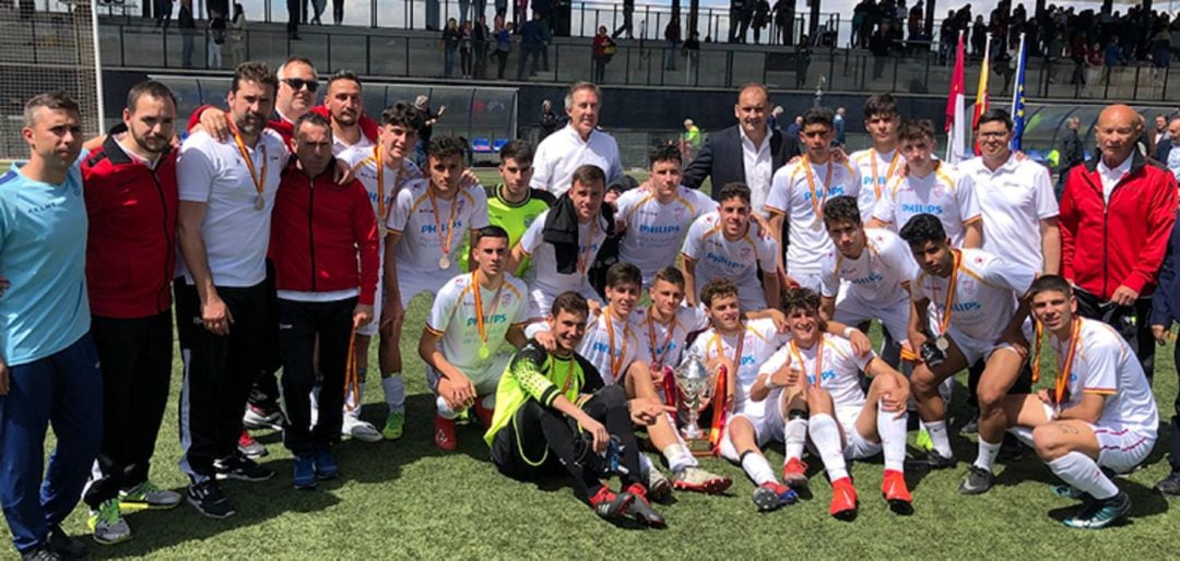 Los integrantes de la selección murciana posan con su medalla al finalizar el torneo