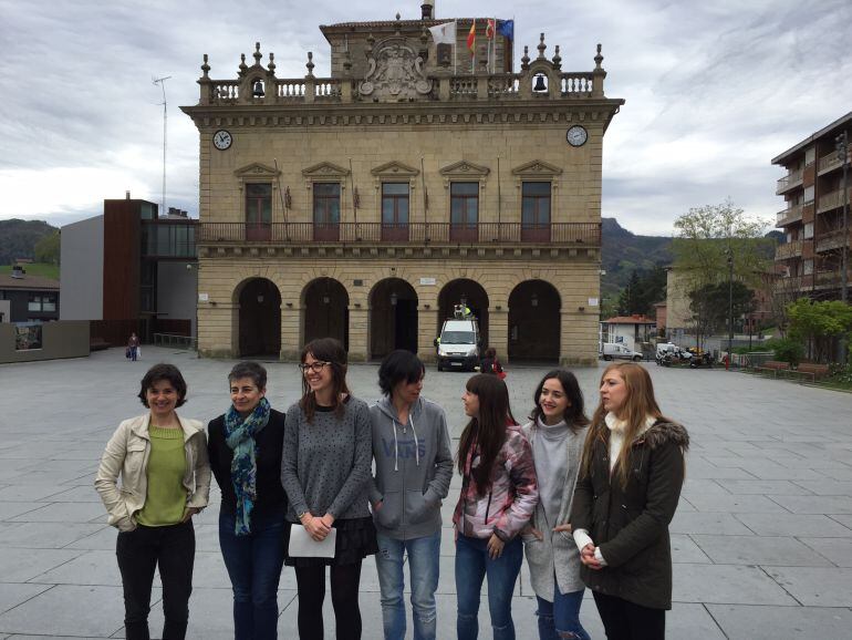 La delegada de cultura, Juncal Eizaguirre junto a responsables de las academias de baile