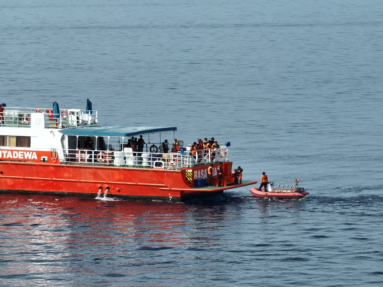 La búsqueda de los tres españoles desaparecidos en Indonesia entró este viernes en su octava jornada, cuando se cumple una semana del naufragio del barco turístico en el que viajaban, al que sobrevivieron otras dos españolas y del que se recuperó el cadáver de otra, todos miembros de la misma familia.
