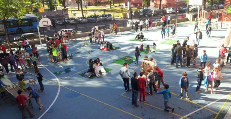 Niños jugando en un centro escolar.